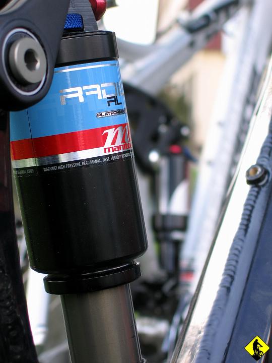 foto 007.jpg - Wracamy do cudu. Drugim było złożenie roweru na ramie, która przyszła we czwartek. Skończyłem w piątek wieczorem. Niestety za mało dobiłem damper i miałem SAG=50% :/ No ale od czego jest blokada skoku. Ruszamy! Kierunek Międzybrodzie B. i atak na Hrobaczą Łąkę.